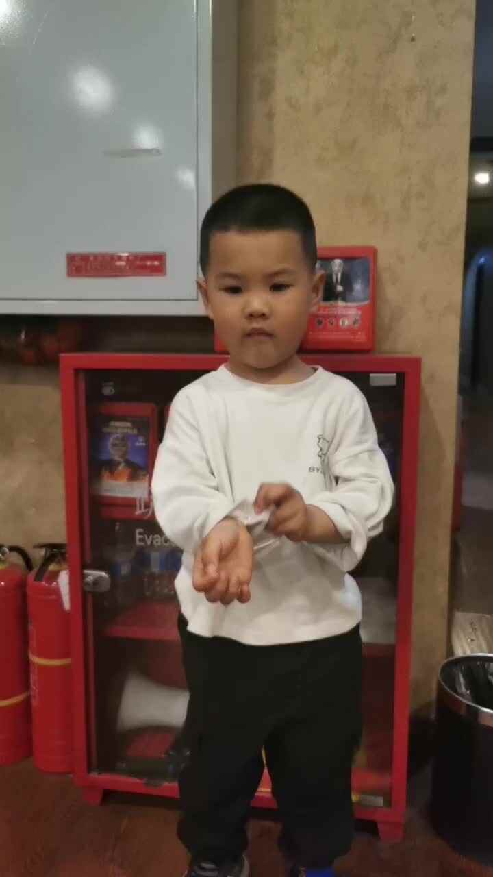 中B班吕子垚生活练习（卷袖子）20240328.MOV