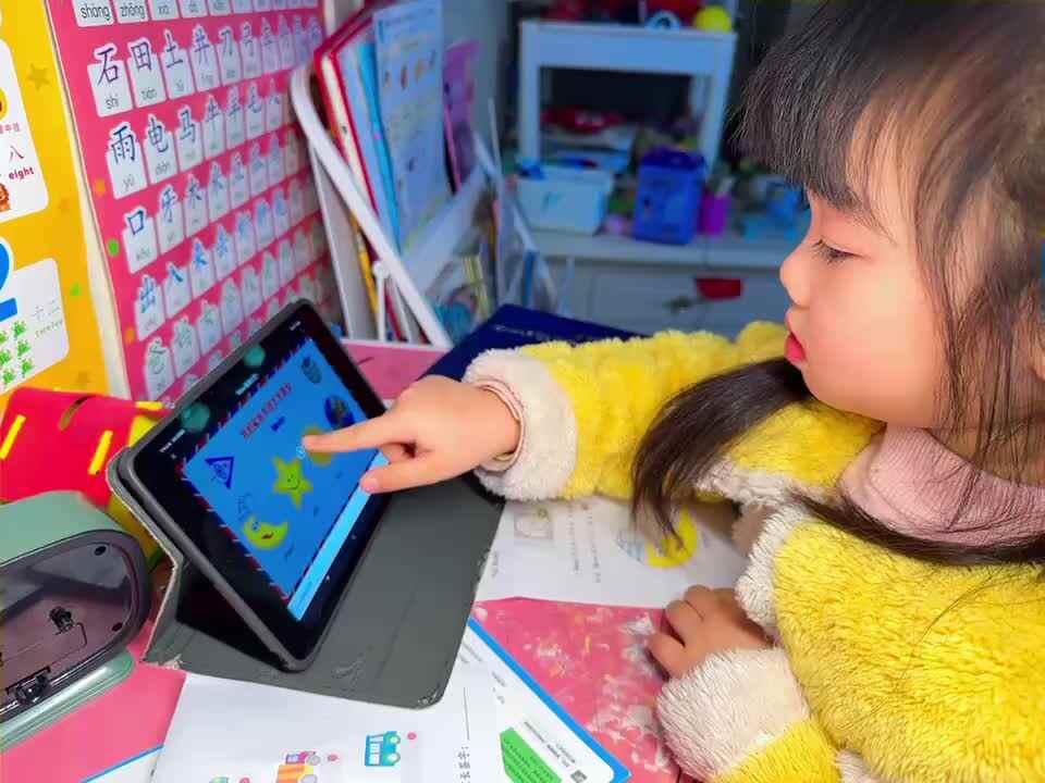 ⁣20240303中B班舒琳芯观看英语视频