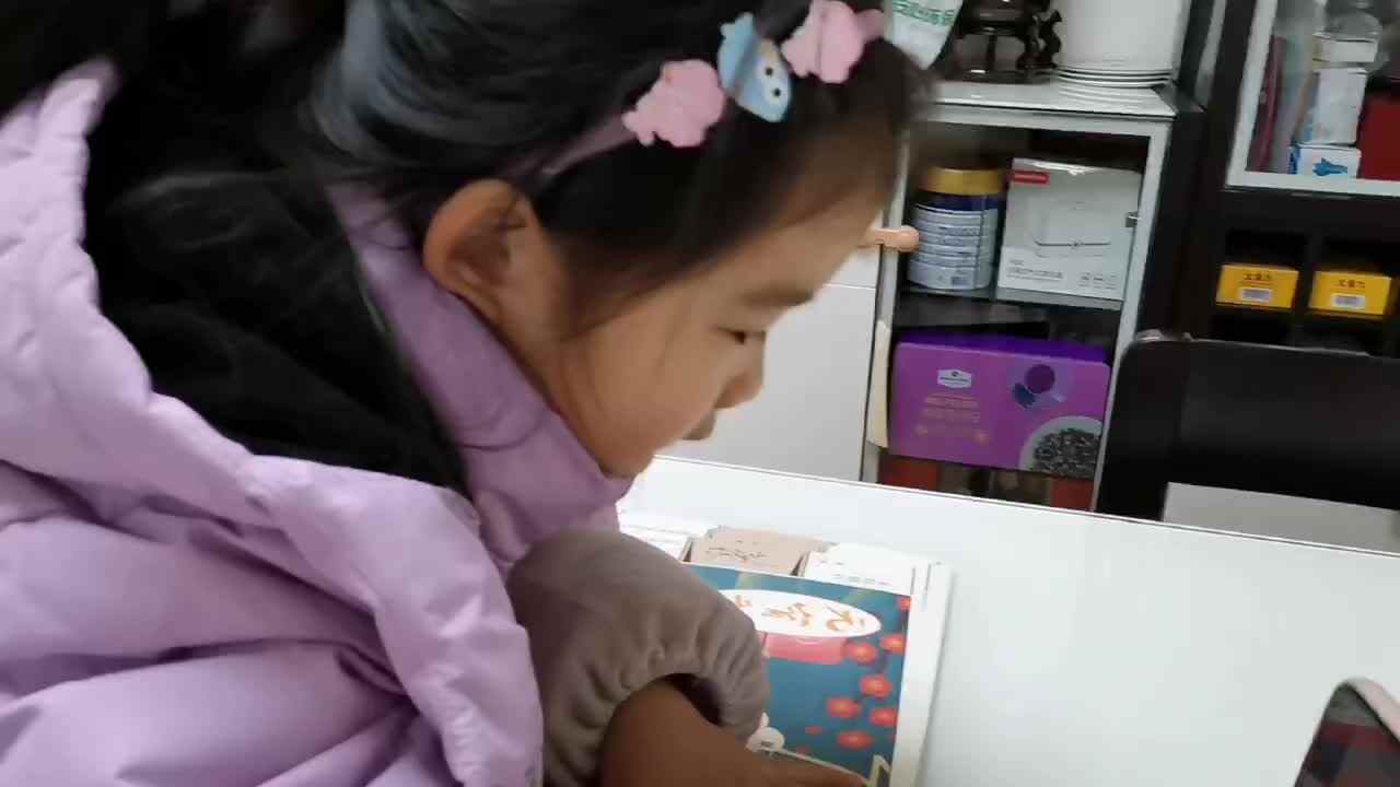 中b班宁汐言观看视频并指读《京都元夕）