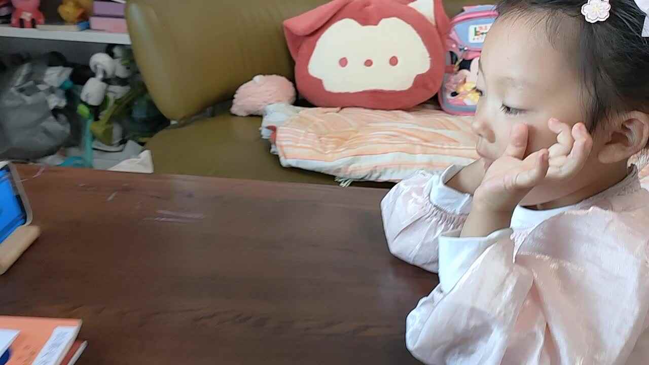 ⁣⁣⁣20240331陈灵兮闯关练习观看英文视频《神秘盒子》