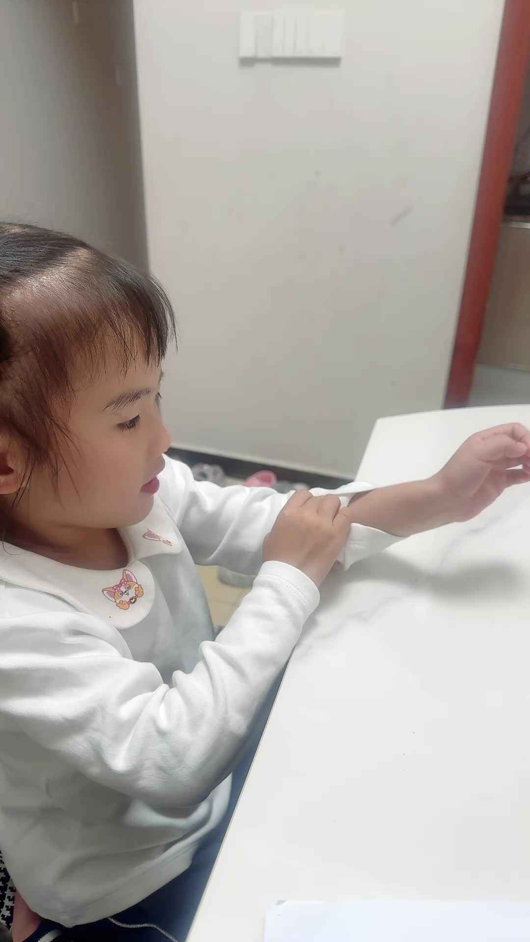 中B班 李曦蕊 练习挽袖子