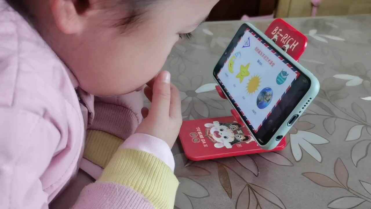 中B班3月3张芷萱跟读《Moon朗读示范1》.mp4