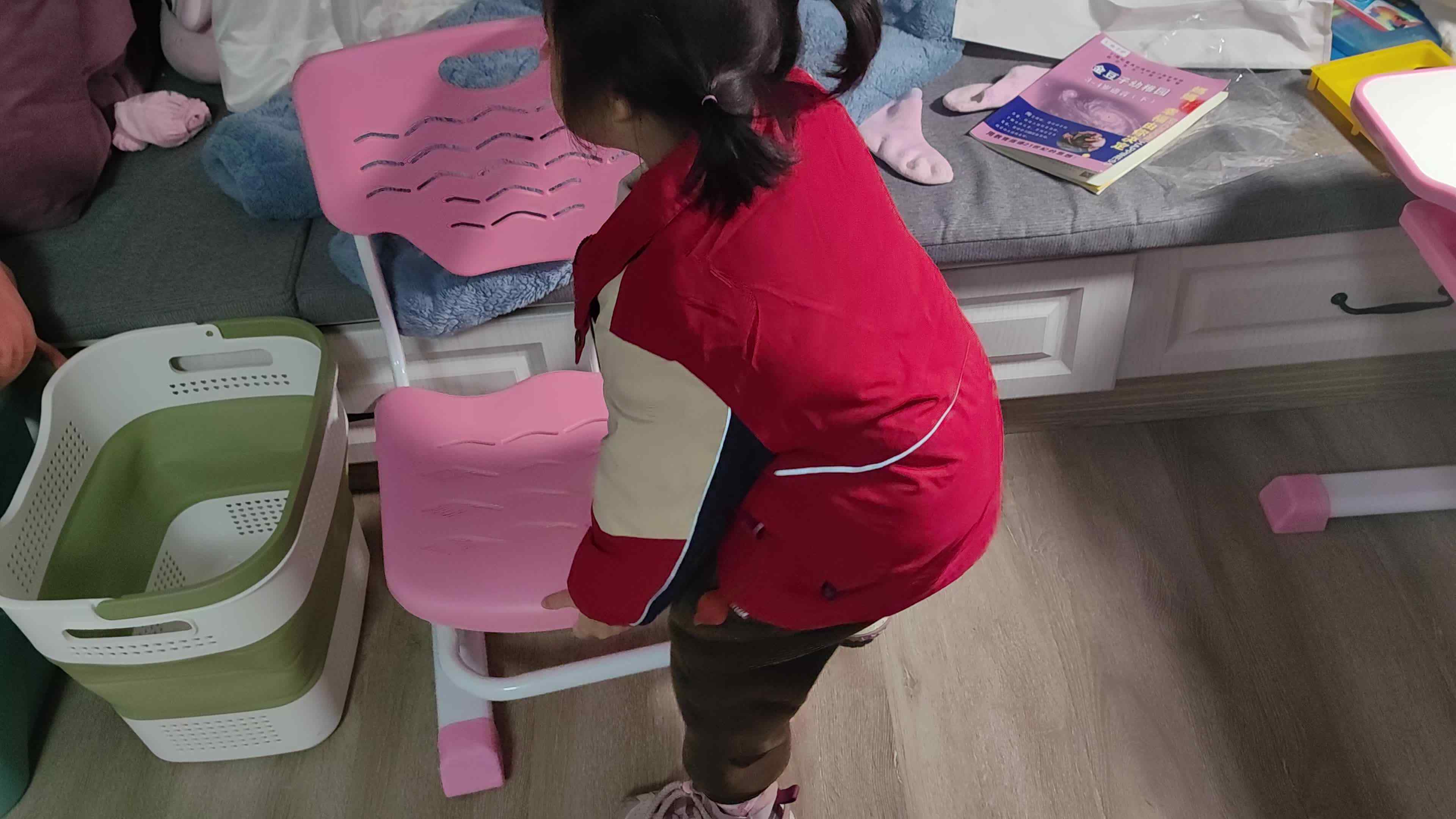 中B班徐子伊练习端椅子