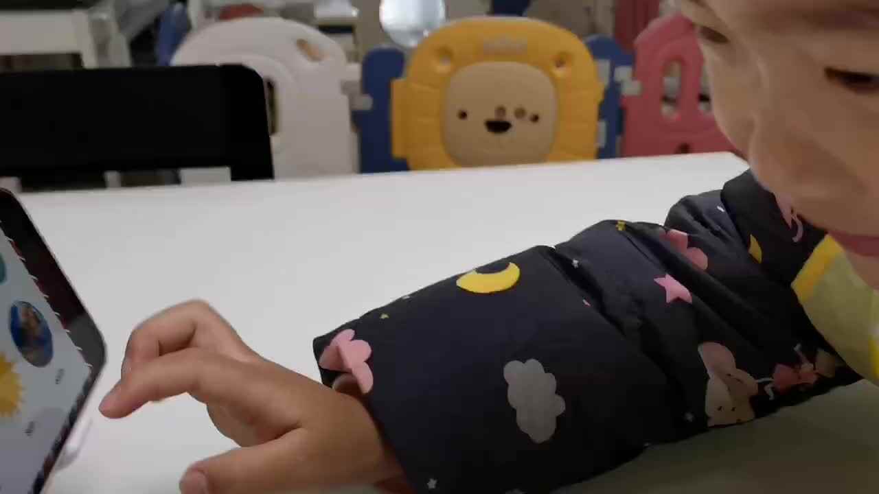 中B班宁汐言观看英语视频.mp4