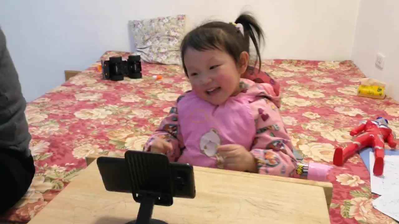 中A班李盈莹 观看英语视频并练习