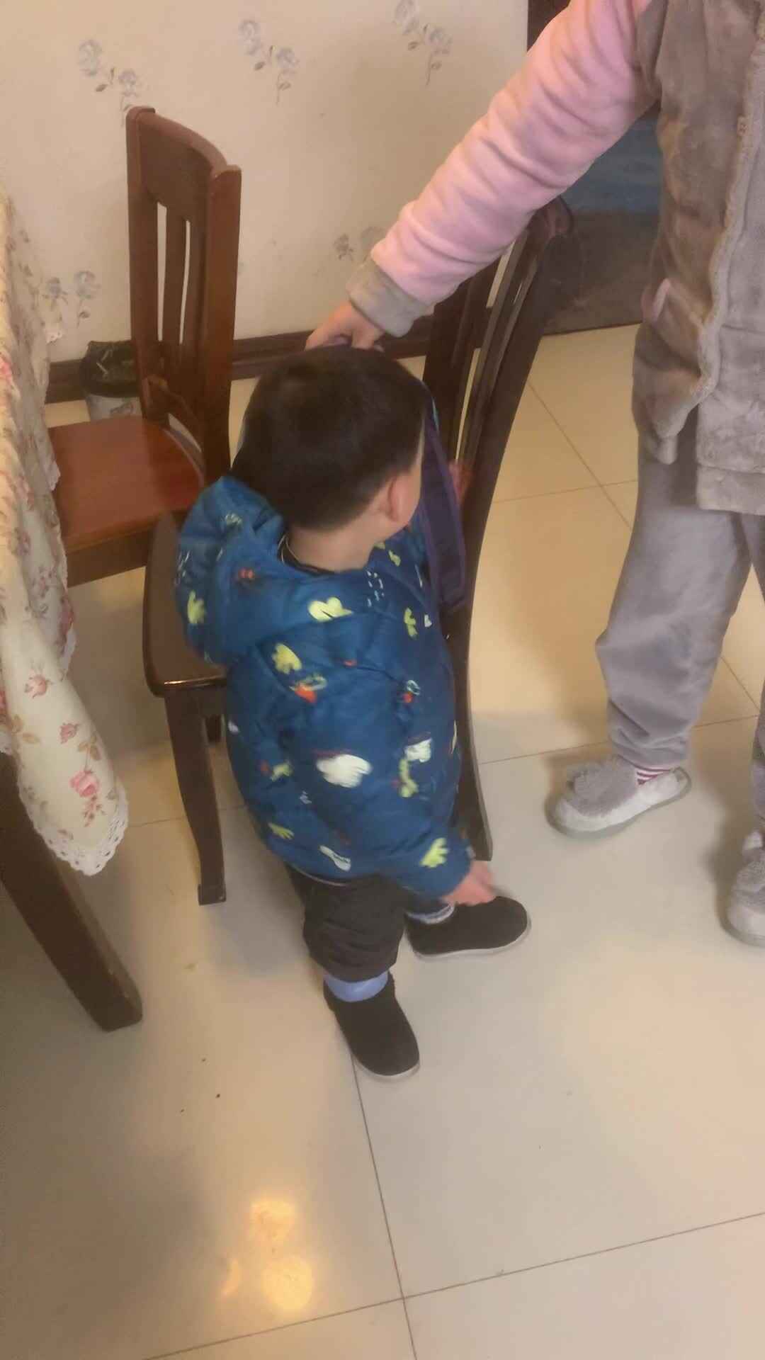 小A班2024.3.1李柯佑背书包.mov