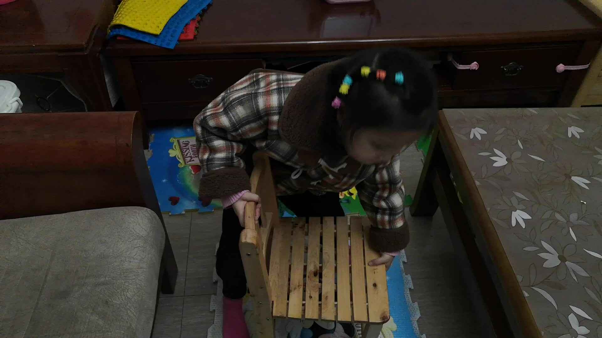 中B班3月10张芷萱练习搬放椅子.mp4