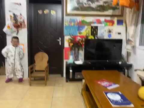 中B班赵芃栎练习搬椅子