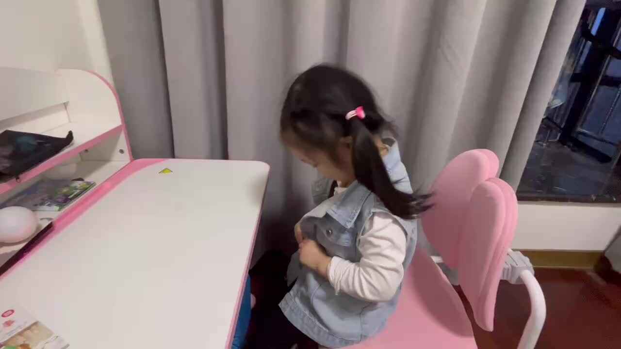 小A班2024.4.2艾琰茹— 脱外套