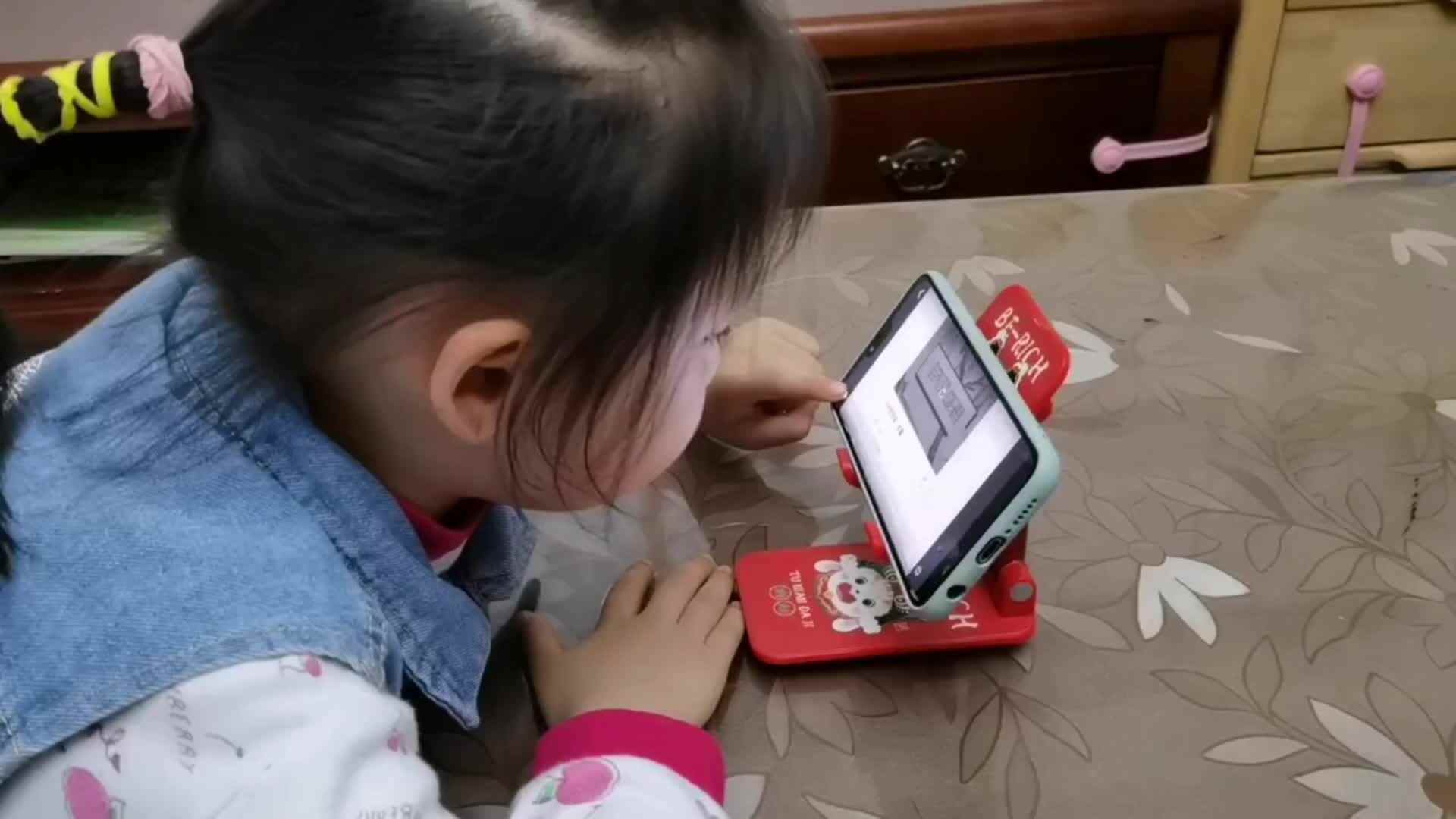 中B班4月20张芷萱指读古诗《岁暮》.mp4