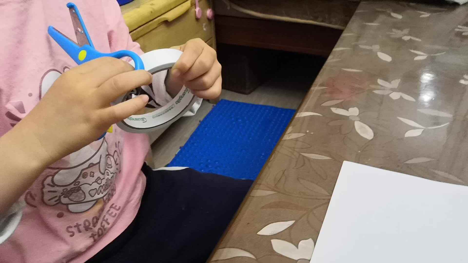 中B班4月17张芷萱练习使用双面胶.mp4