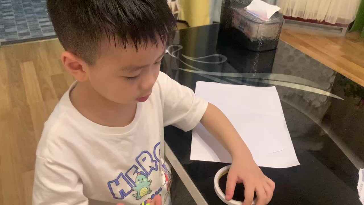 中B班杨育寒练习使用双面胶