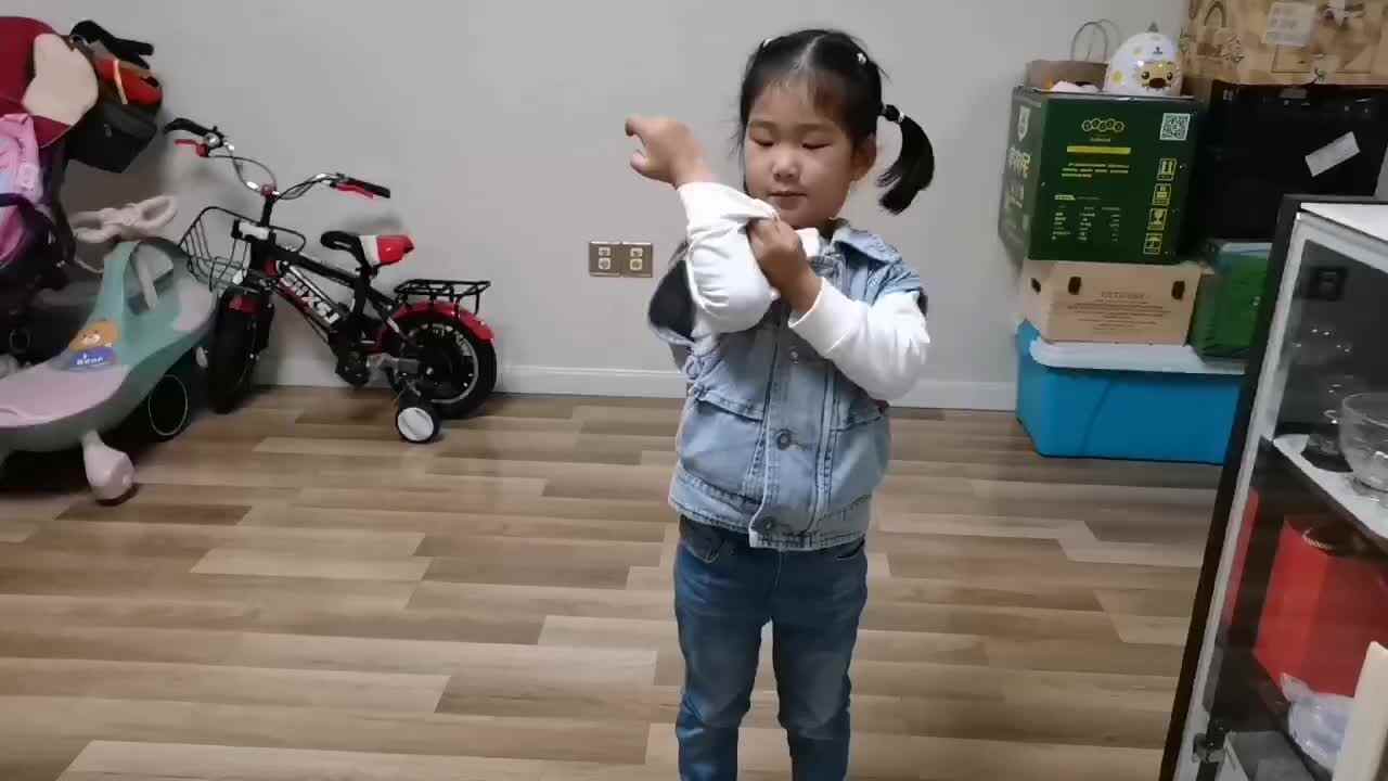 中b班宁汐言练习挽袖子