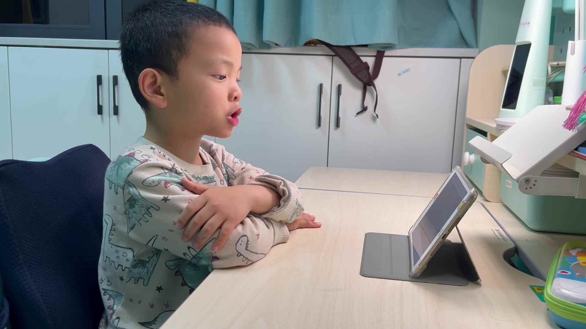 学前B班温志成⁣观看393号锦囊妙计视频《单名数换复名数  2024.04.29.mov