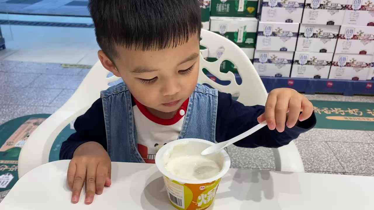 2024-4-16小A班刘奕宸——生活练习使用勺子.MOV