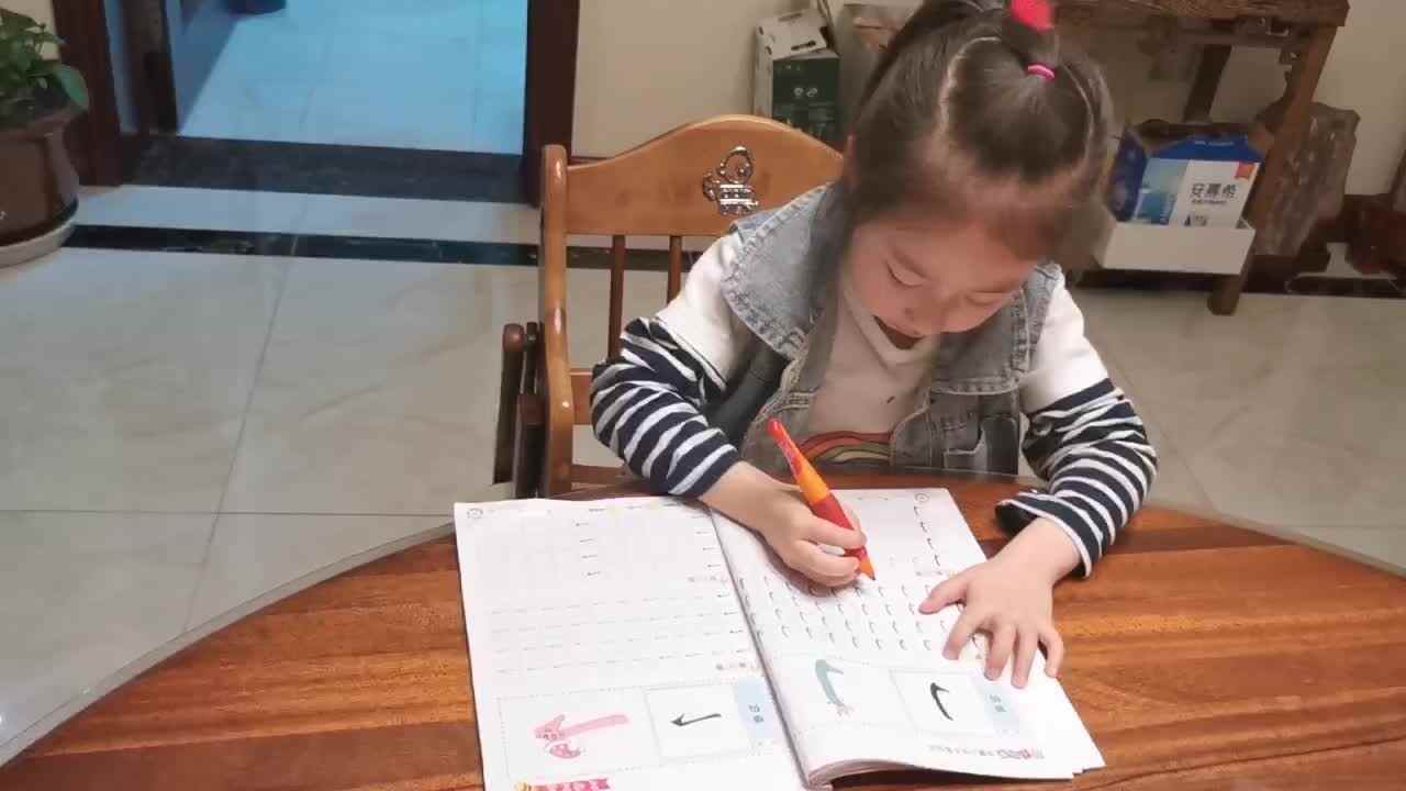 李芊仪书写竖弯钩