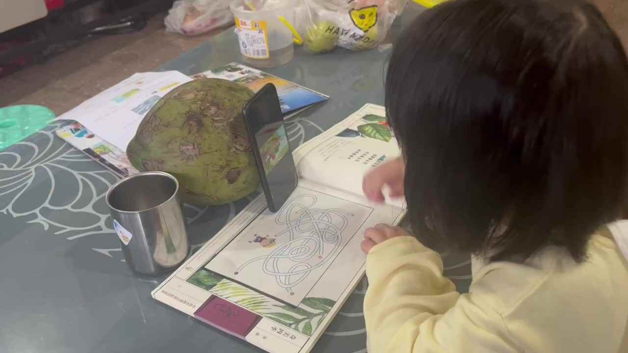 小A班2024.4.12张艺涵《Apple Round Apple red》.MOV