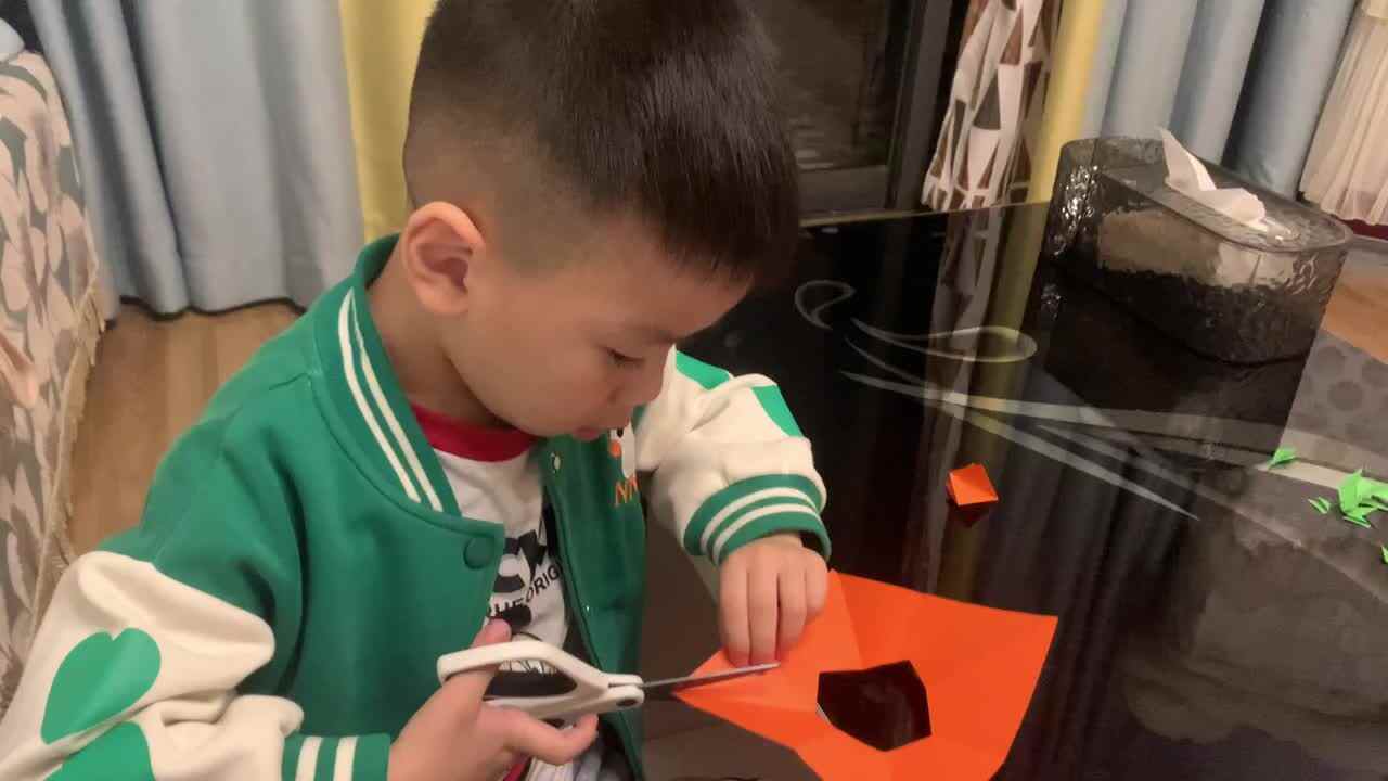 中B班杨育寒练习使用剪刀
