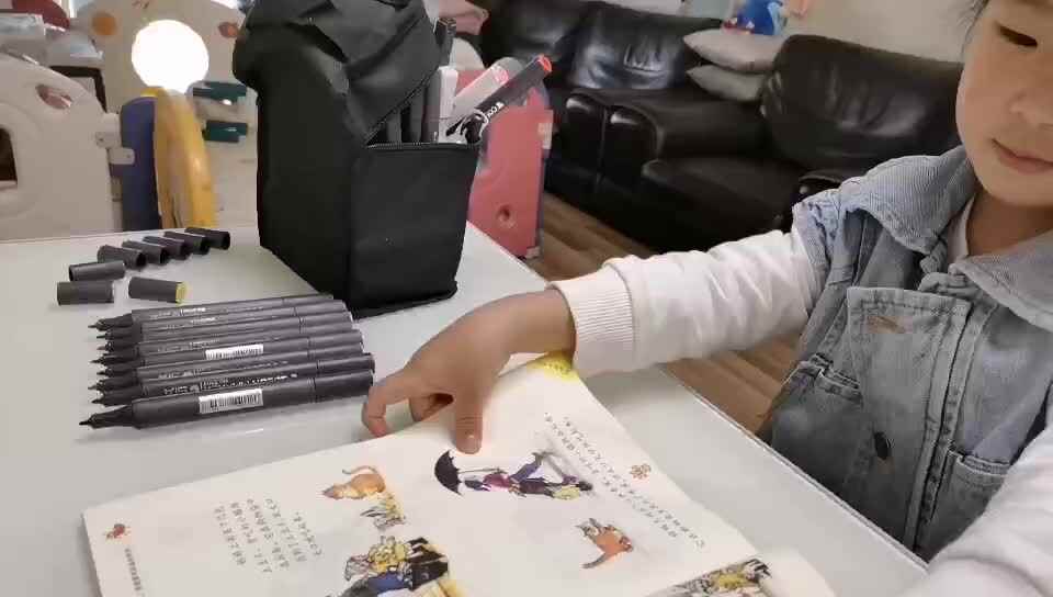 中b班宁汐言指读《贪吃的小猫-》