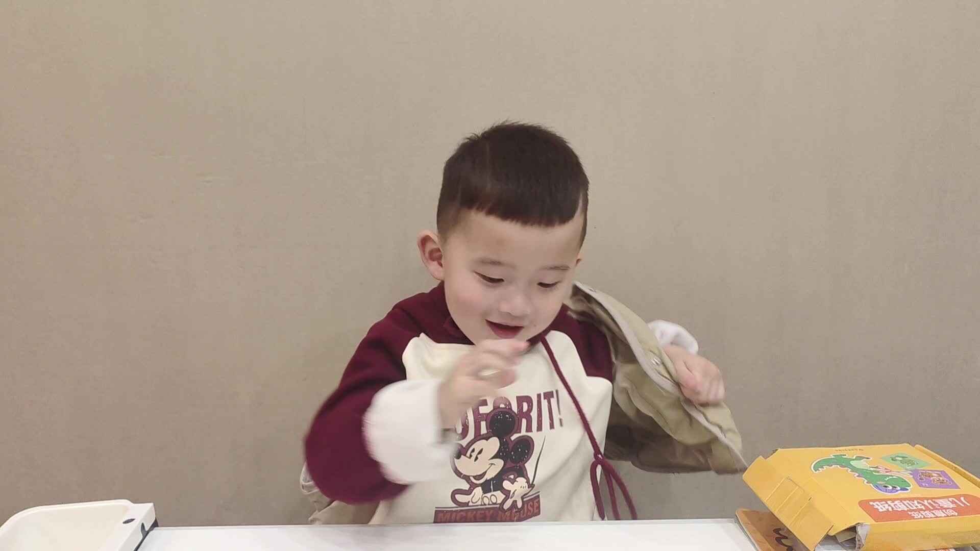 2024.4.6小A班李楷延——生活教育练习我会自己脱衣服.mp4