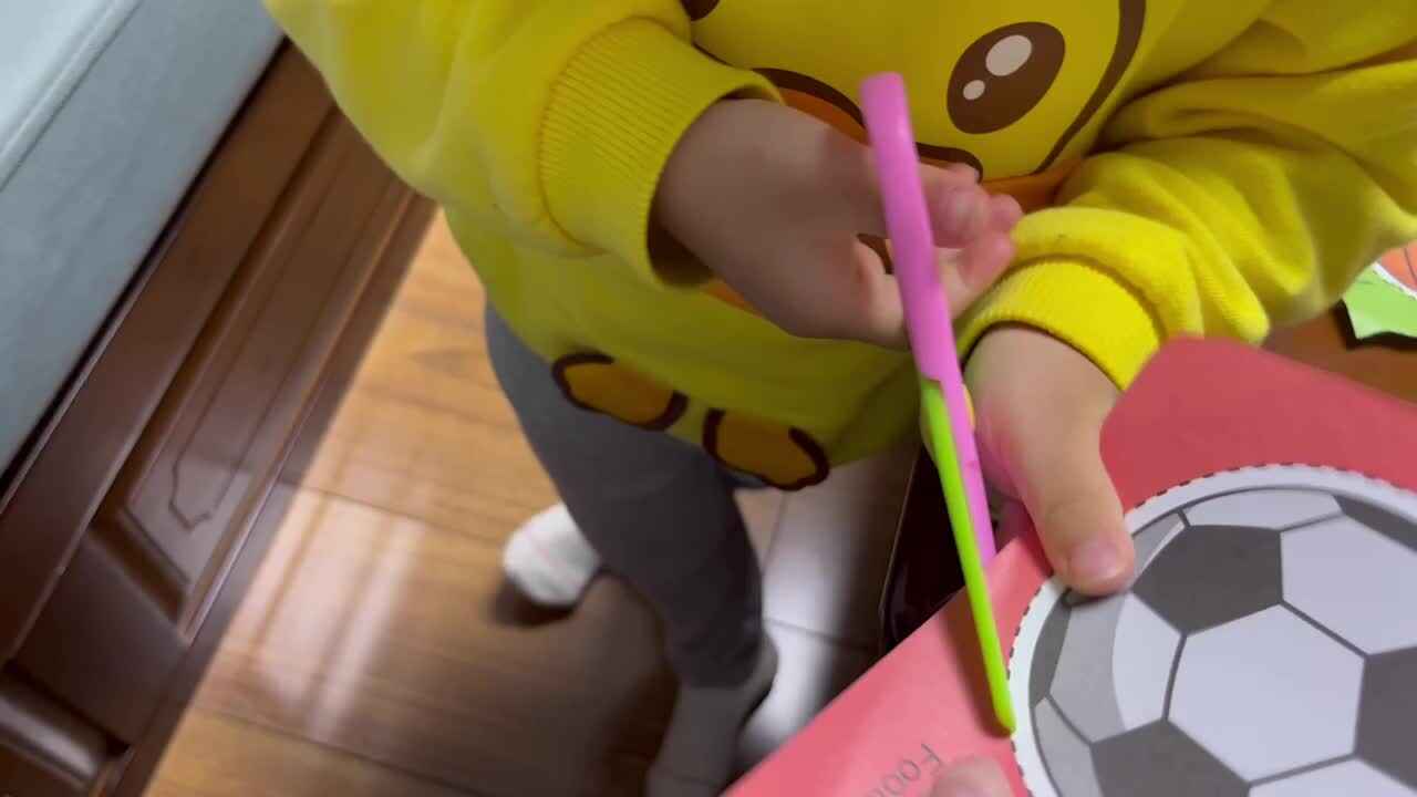 中B班李茵琪练习使用剪刀.MOV