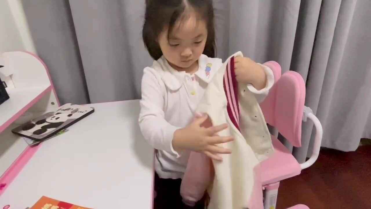 小A班2024.4.8艾琰茹～穿衣服