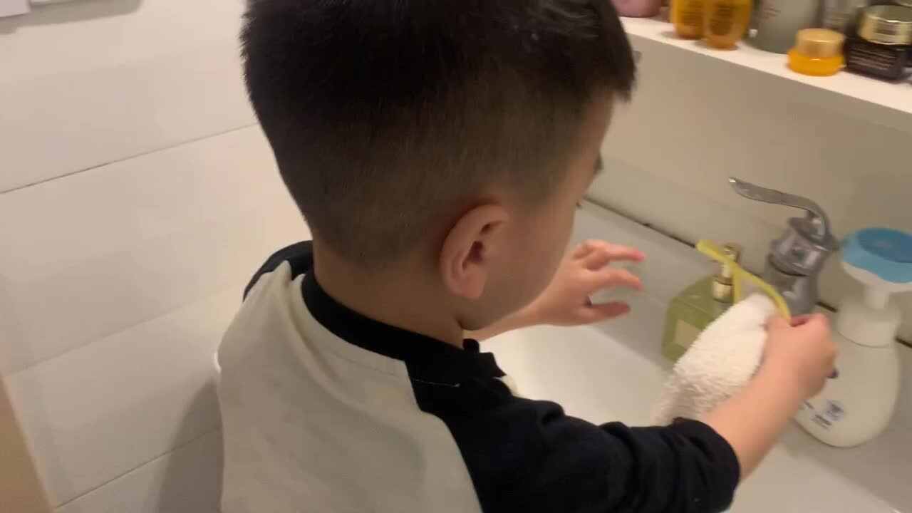 中B班杨育寒练习拧毛巾
