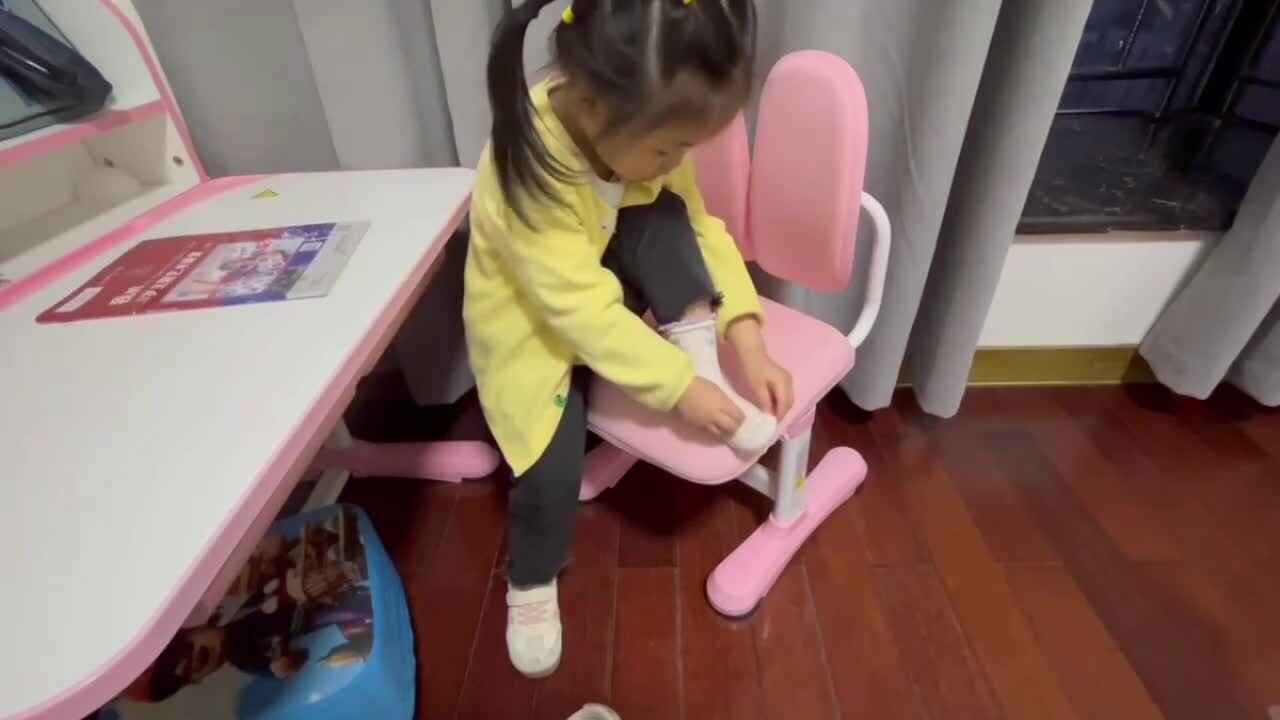 小A班2024.4.22艾琰茹～穿袜子