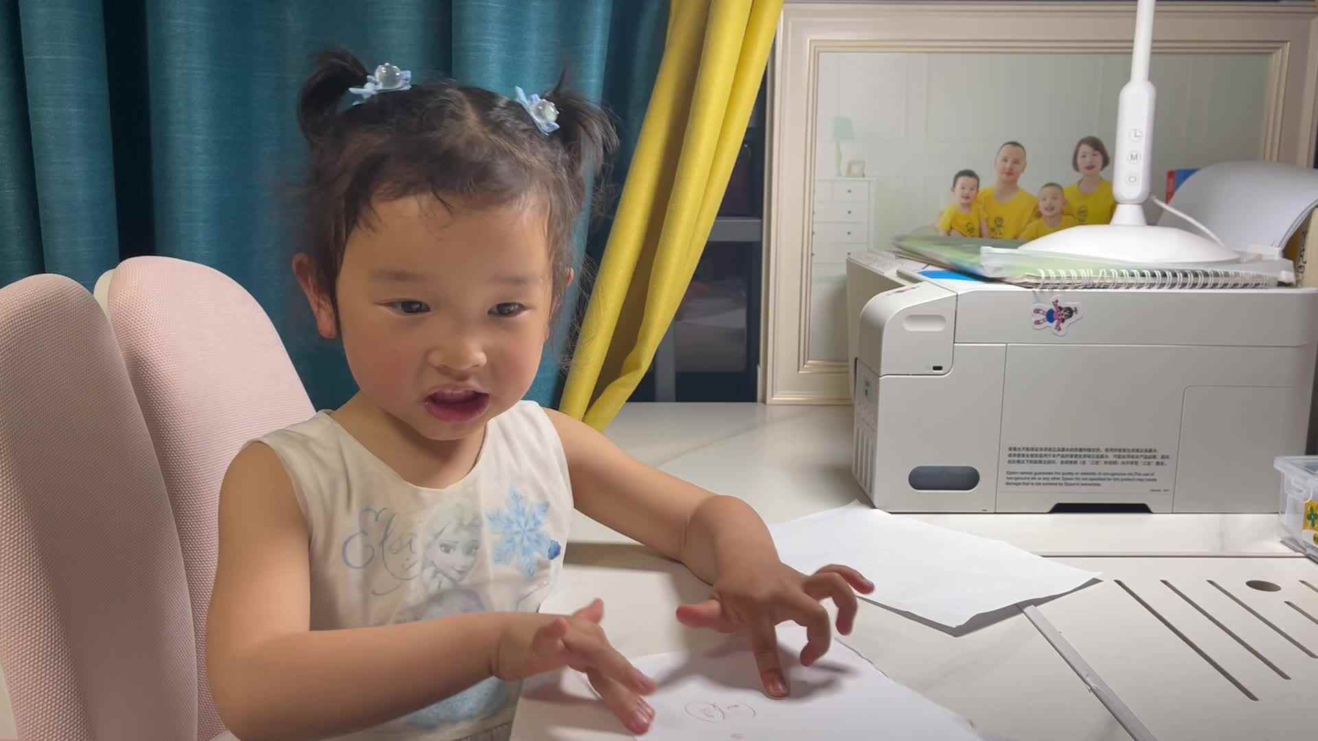 中B班温欣练习使用双面胶2024.04.17.mov