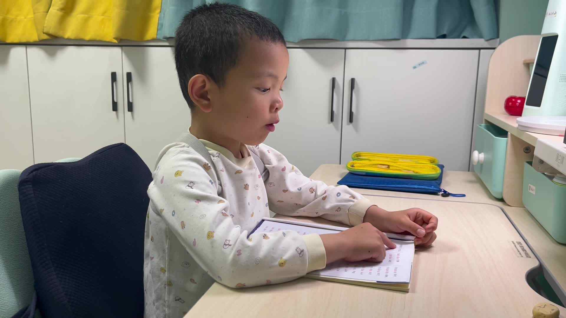 学前B班温志指读拼读练习十七：第一竖排2024.04.22.mov