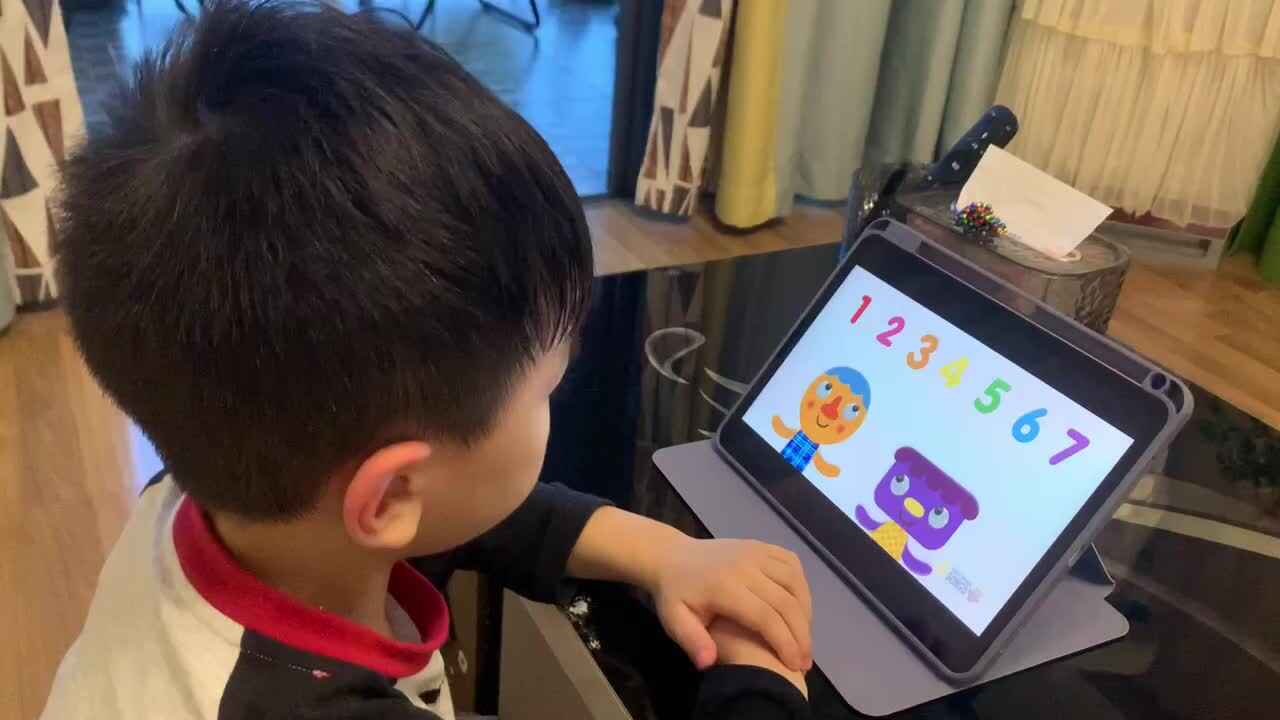 中B班杨育寒观看学习英语视频