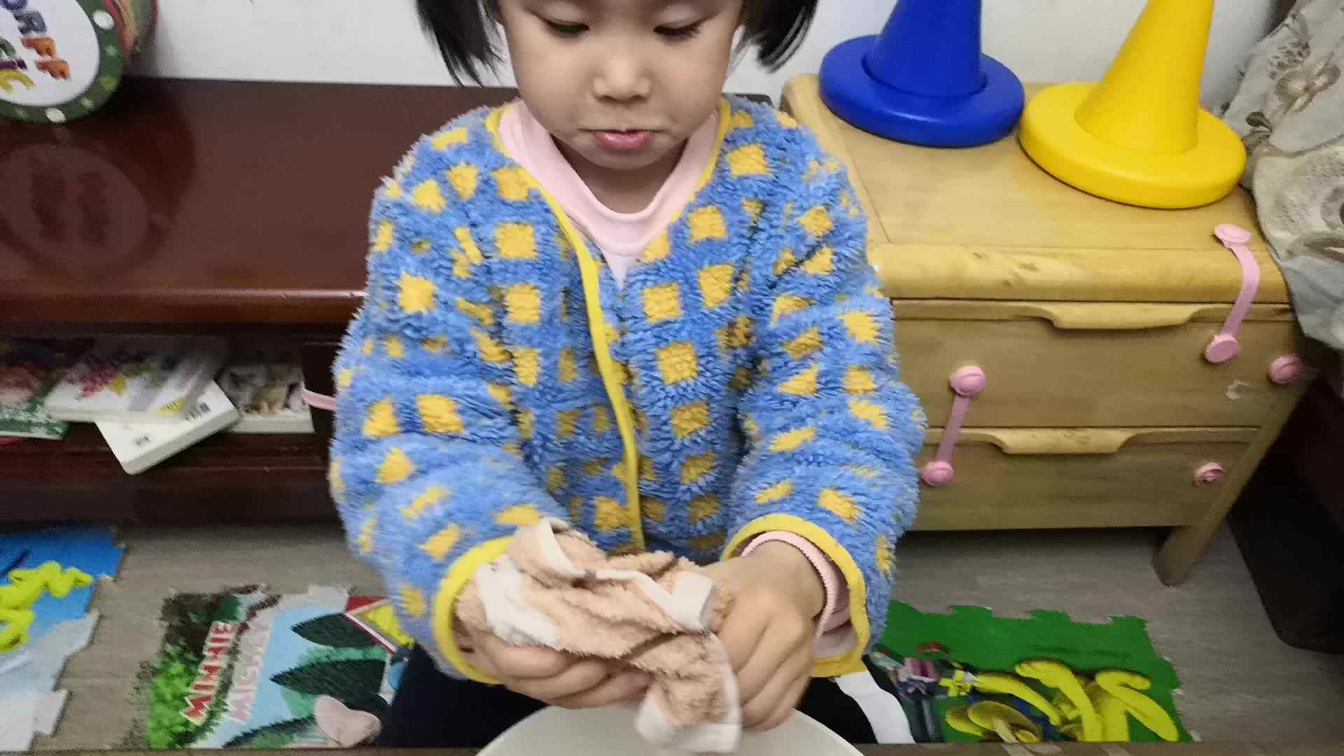 中B班4月10张芷萱练习拧毛巾.mp4