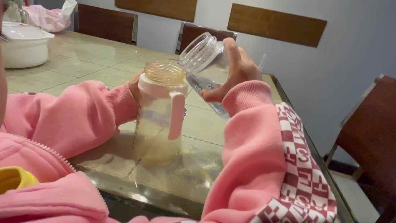 中B班李茵琪练习倒水.MOV