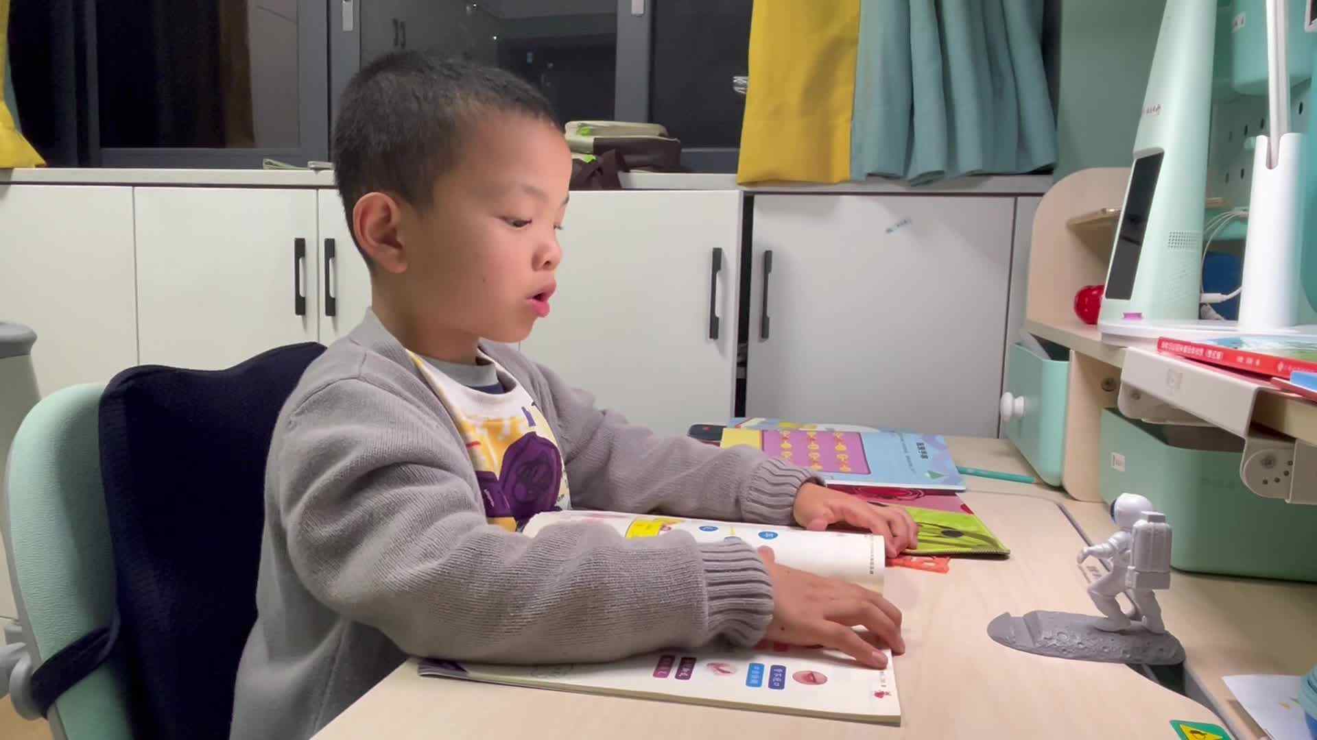 ⁣学前B班温志成指读语文25-26页2024.04.06.mov