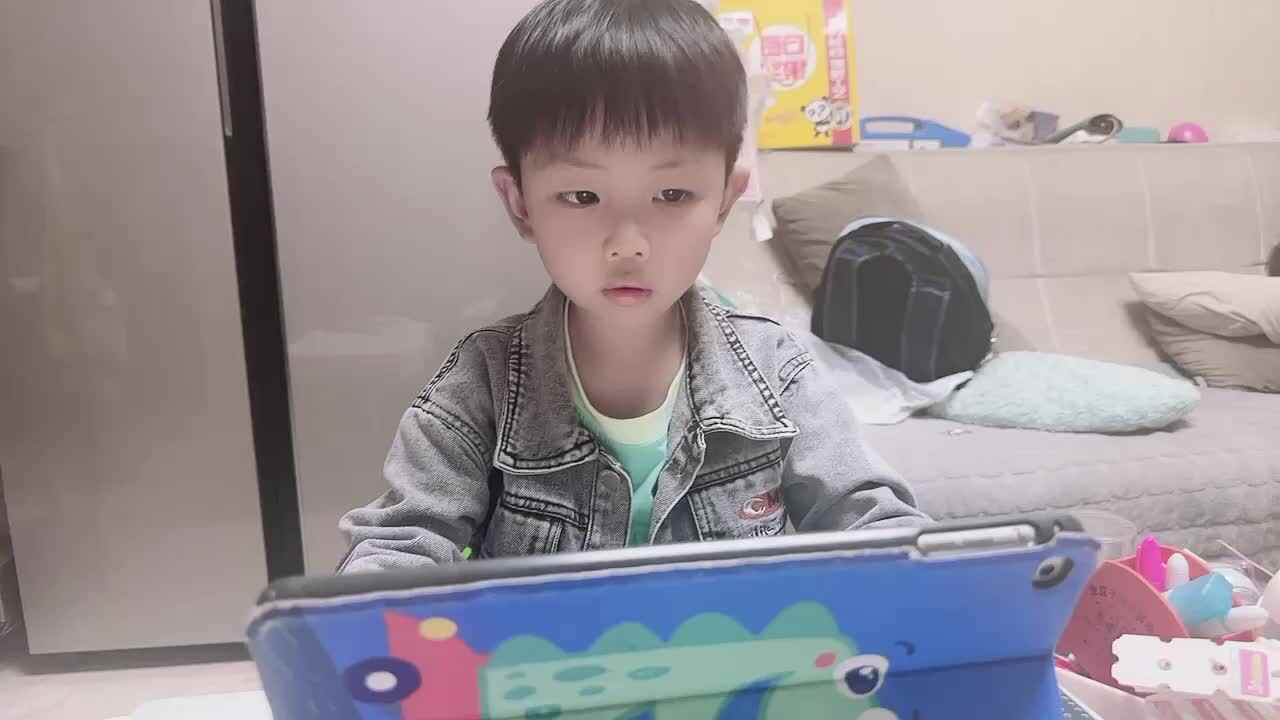 2024.4.30观看英文绘本《healthy snacks》.MOV