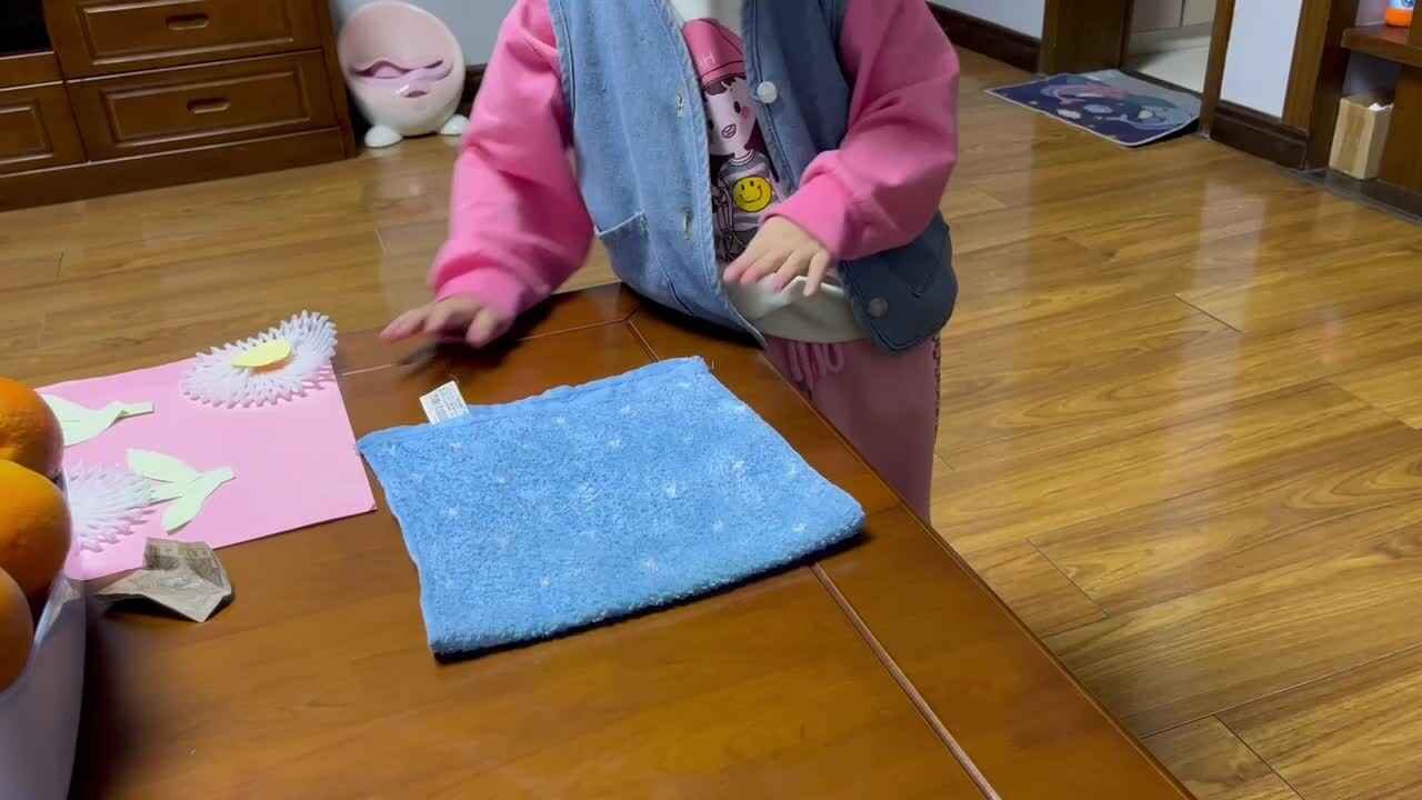 中B班李茵琪练习拧毛巾