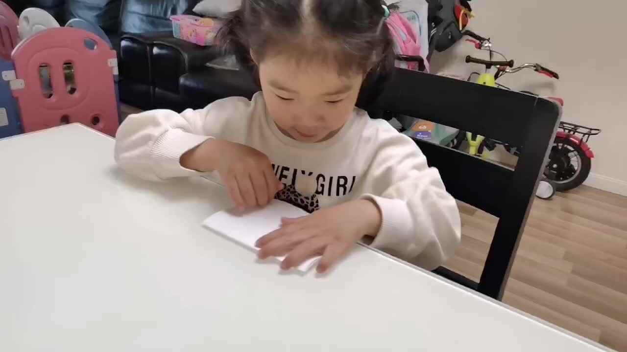 4月28日-中b班宁汐言练习折纸