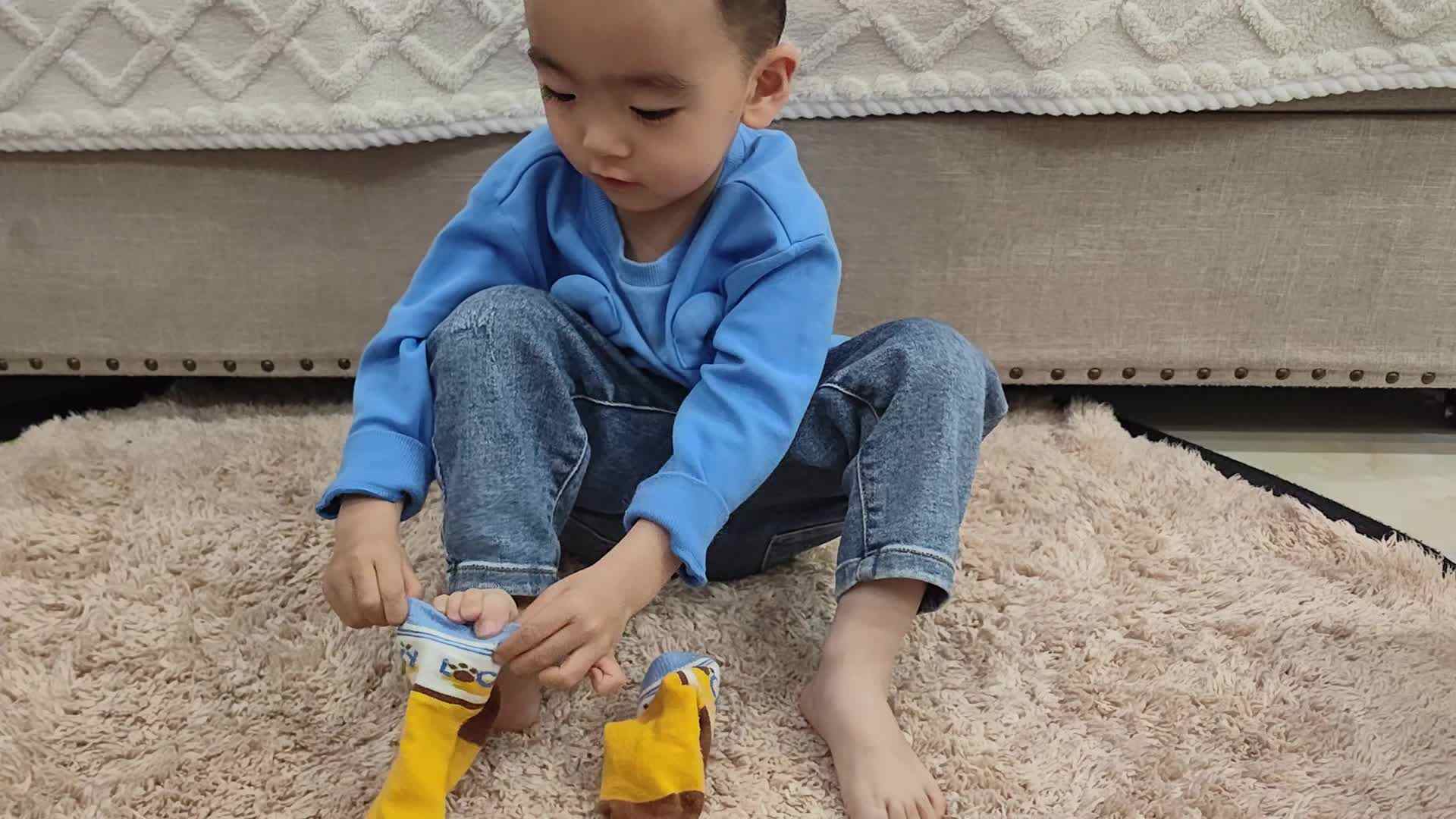 小A班蒋熠_2024.4.24_穿袜子.mp4