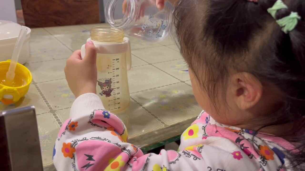 中B班李茵琪练习倒水.MOV