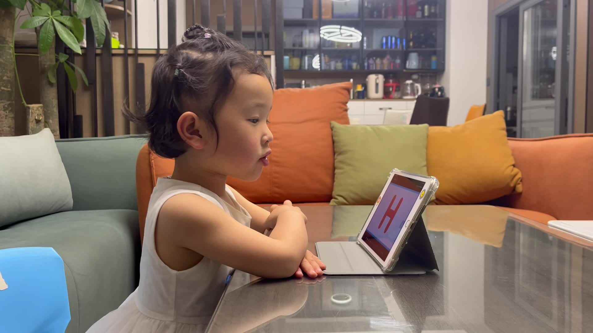 中B班温欣观看upper case H      2024.04.26.mov