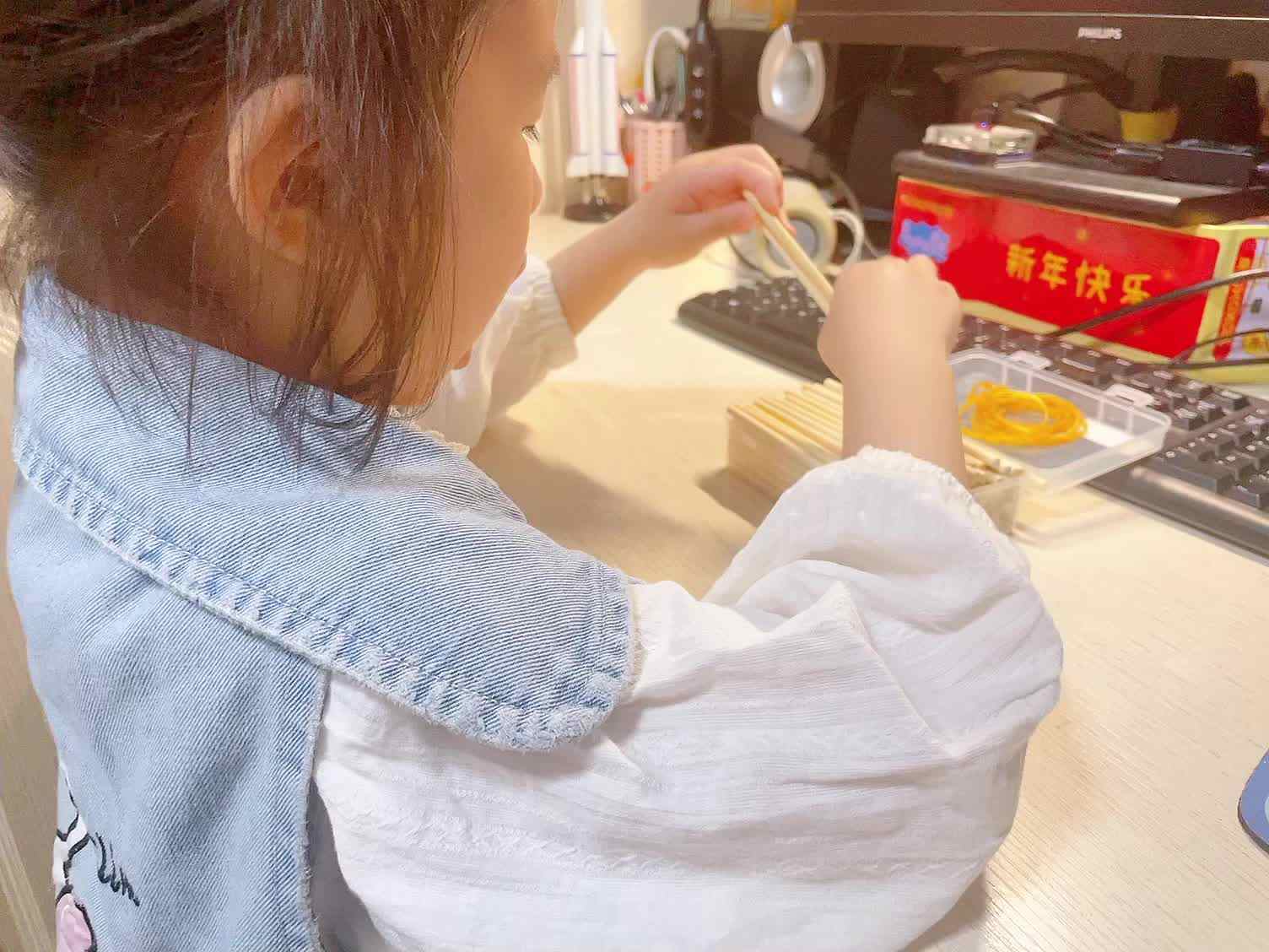 大B班蒲依诺2024.4.1日练习(用数棒和橡皮筋满10成捆).mov