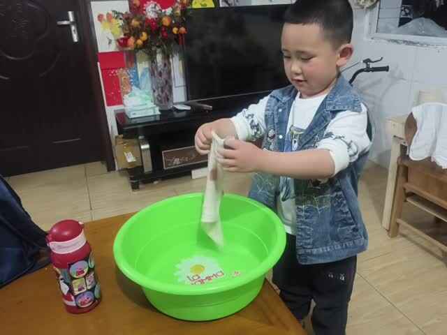 中B班赵芃栎练习拧毛巾