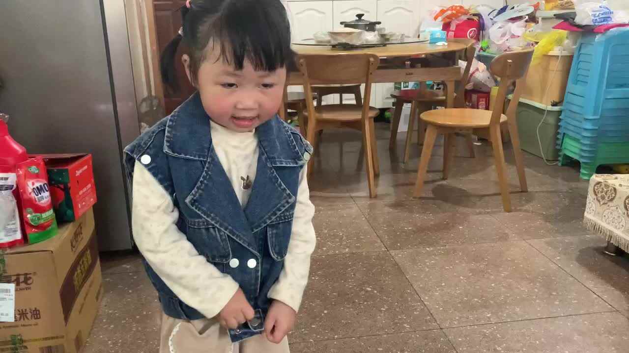 小A班2024.4.1张艺涵-脱外套.MOV