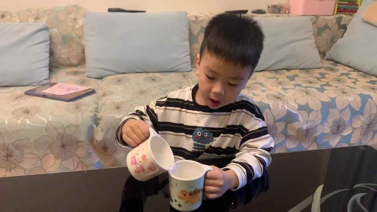 中B班杨育寒练习倒水