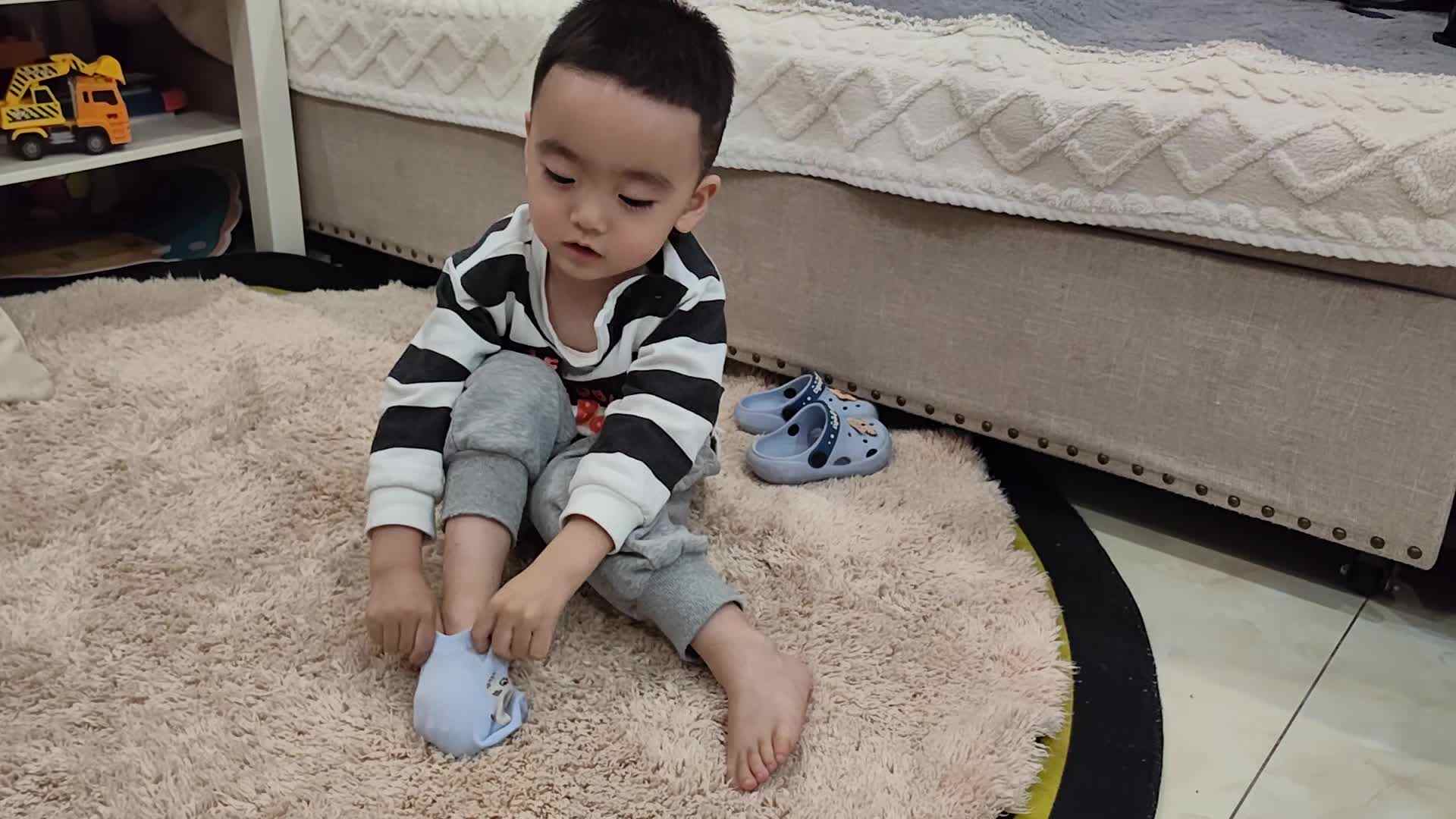 小A班蒋熠_2024.4.22_《穿袜子》.mp4
