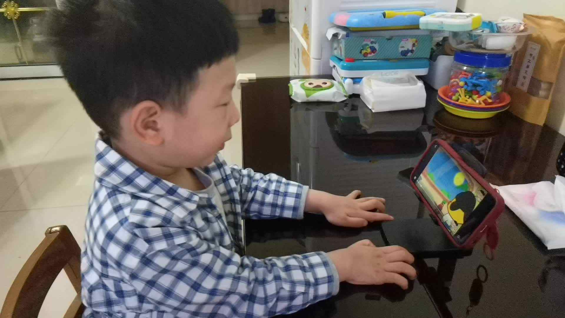 小A班陈栎安观看《静夜思》0.mp4