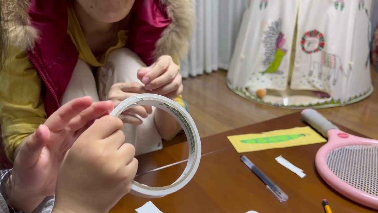 中B班李茵琪练习使用双面胶.MOV