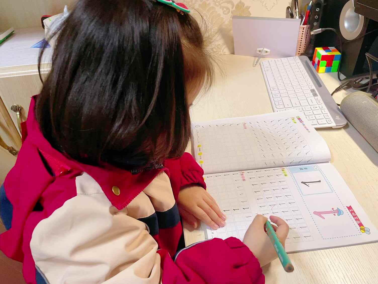 大B班蒲依诺2024.4.7日书写(竖提和竖钩).mp4