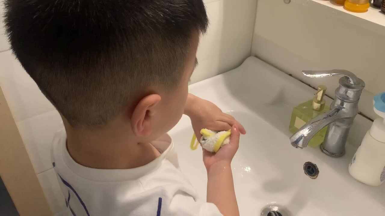 中B班杨育寒练习拧毛巾