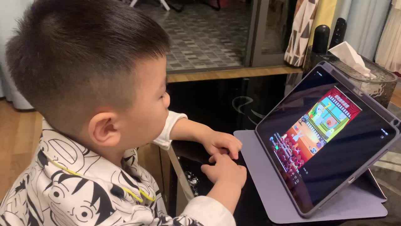 中B班杨育寒观看学习英语视频